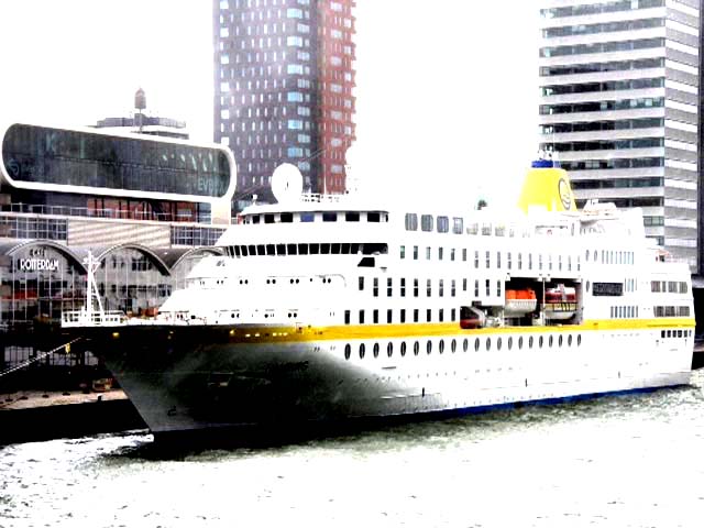 Cruiseschip ms Hamburg van Plantour Kreutzfahrten aan de Cruise Terminal Rotterdam